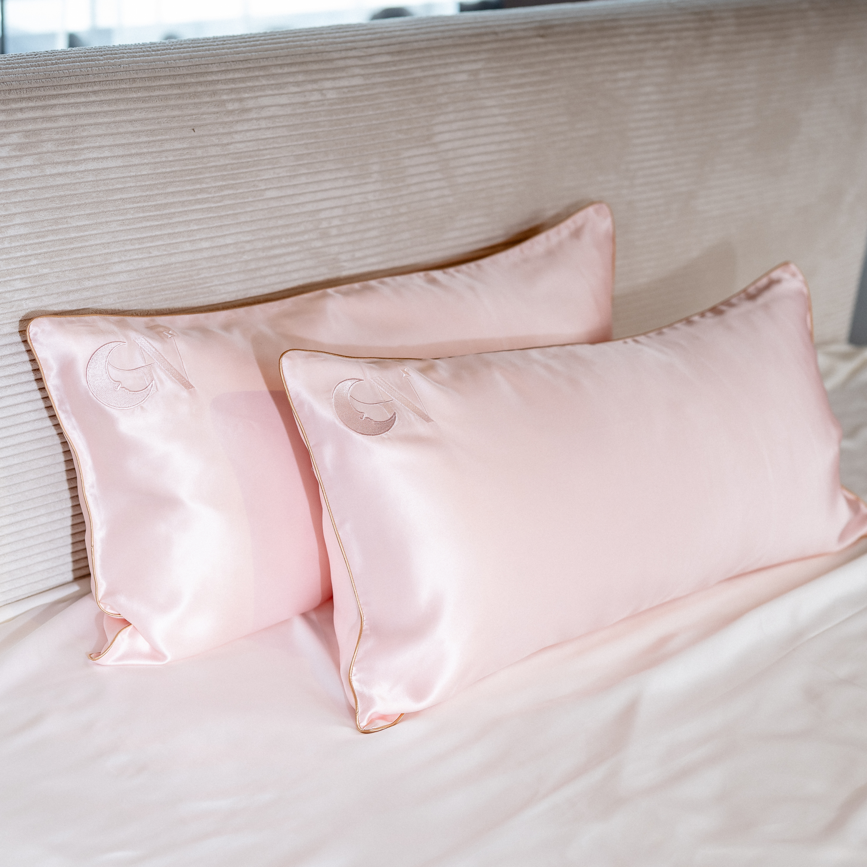 Seidenkissenbezug 40x80 in Rosa aus 100 % Maulbeerseide, 22 Momme, mit paspeliertem Rand in Beige