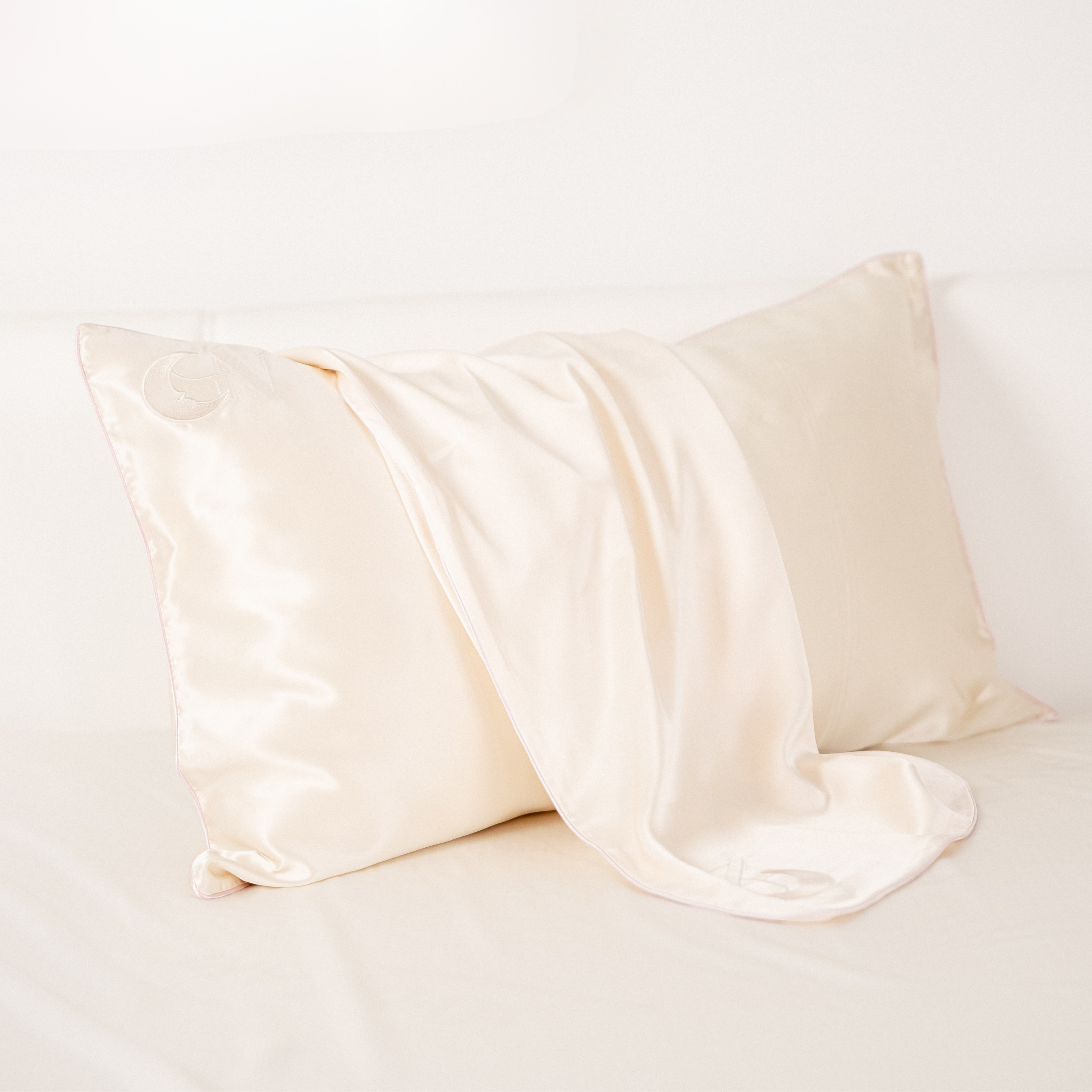Seidenkissenbezug 40x80 in Light Champagne aus 100 % Maulbeerseide, 22 Momme, mit paspeliertem Rand in Rosa