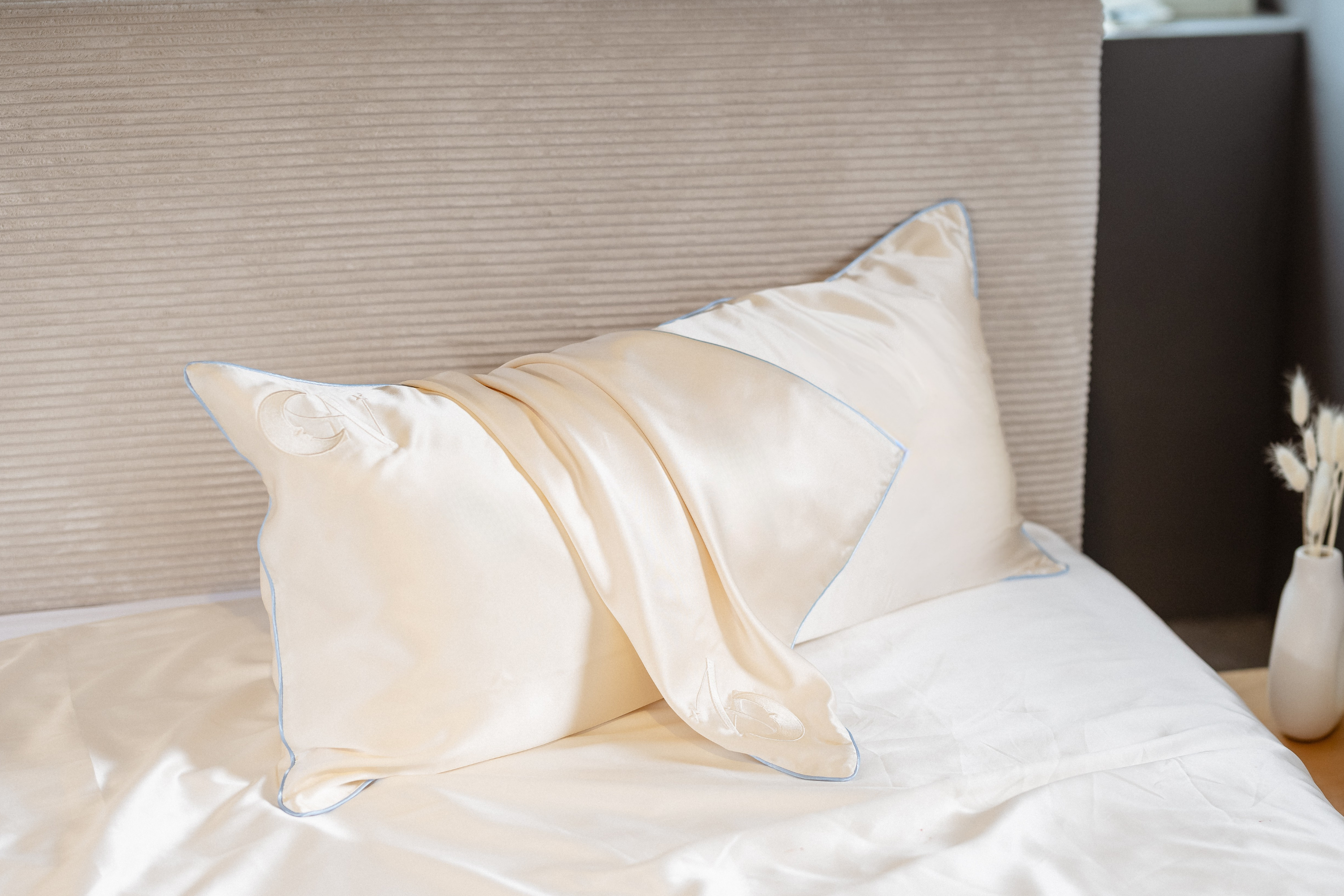 Federa di seta light champagne con bordino cordonato azzurro cielo | 50 x 80 cm (1 pz.)