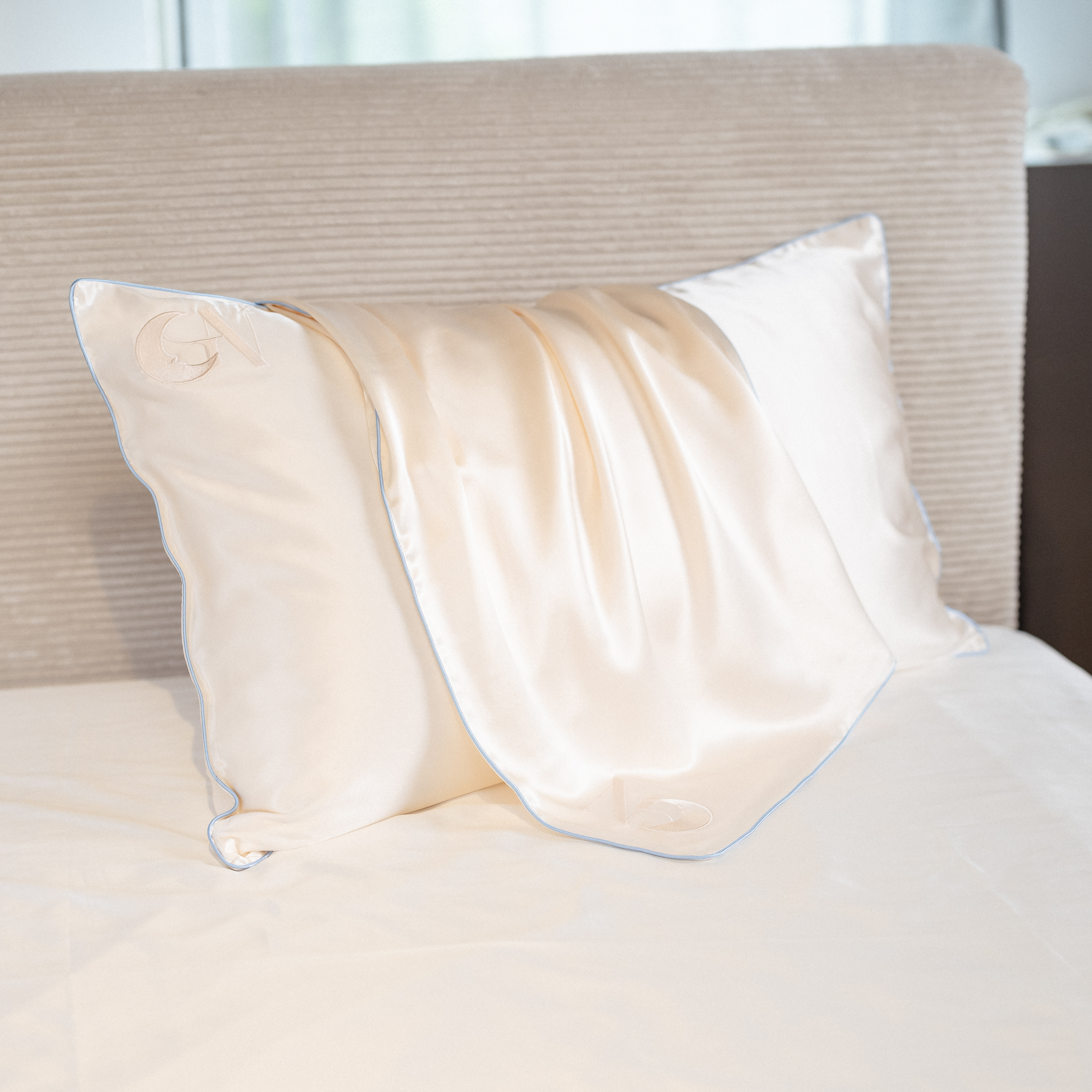 Federa in seta 50×80 in 100% pura seta (22 Momme, Classe 6A) di GN Glowy Nights® – federa di seta dermatologicamente testata, effetto anti-crespo, per capelli morbidi e una pelle luminosa