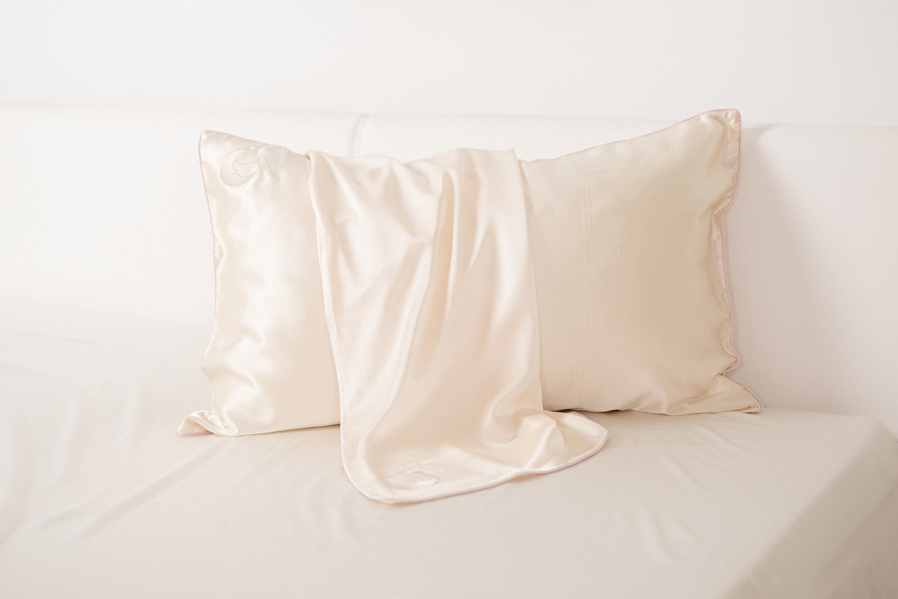 Seidenkissenbezug Light Champagne mit paspeliertem Rand in Rosa | 40x80 cm (1 Stk.)