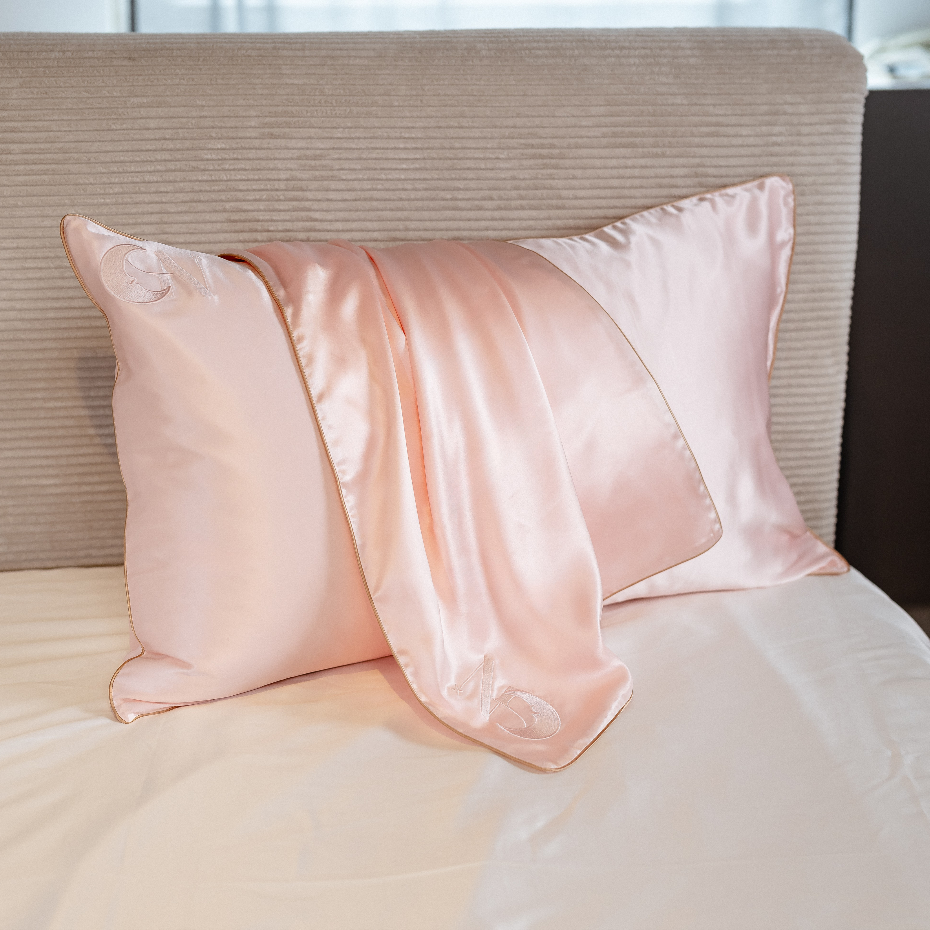 Seidenkissenbezug 40x80 in Rosa aus 100 % Maulbeerseide, 22 Momme,  mit paspeliertem Rand in Beige