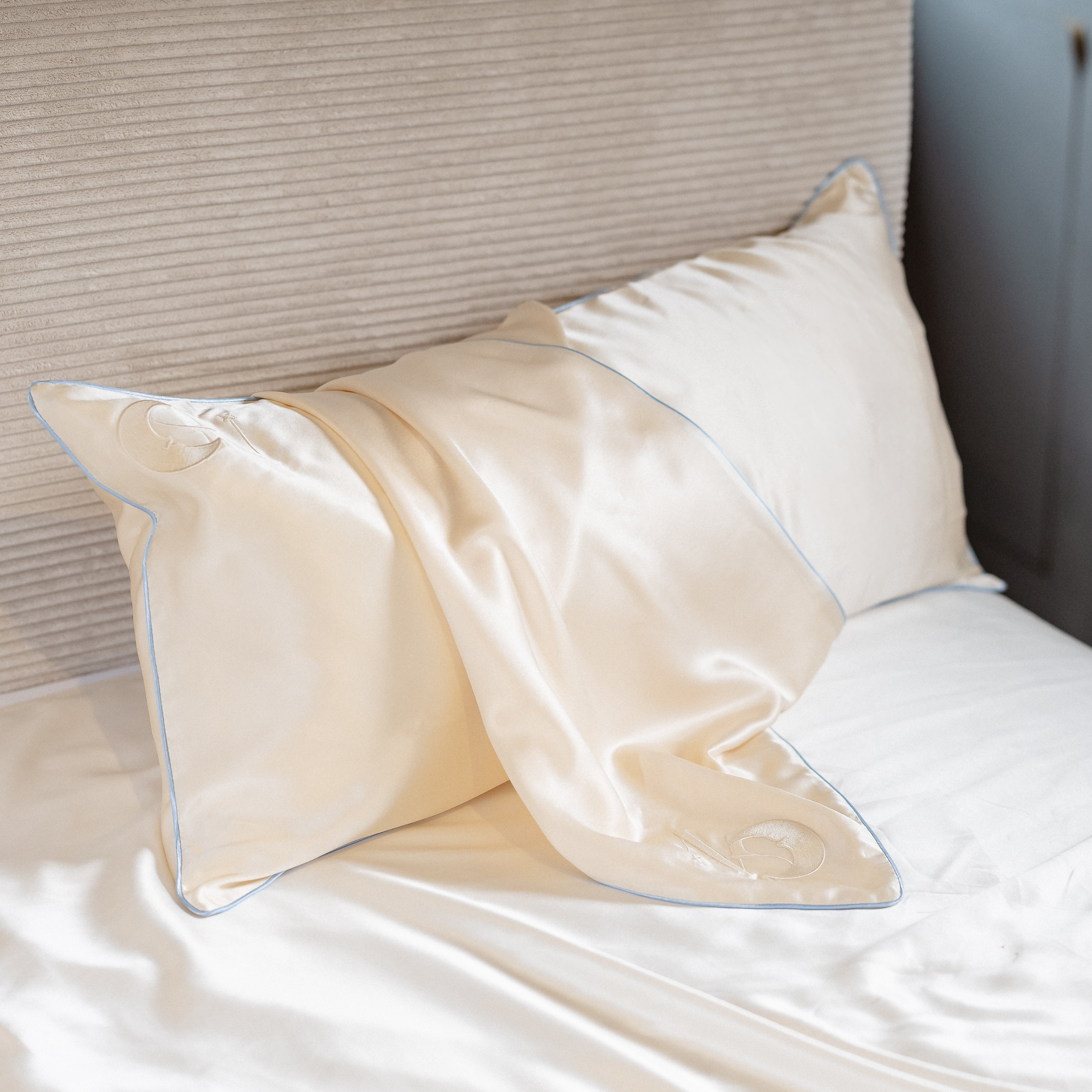 Seidenkissenbezug 40x80 in Light Champagne aus 100 % Maulbeerseide, 22 Momme,  mit paspeliertem Rand in Himmelblau