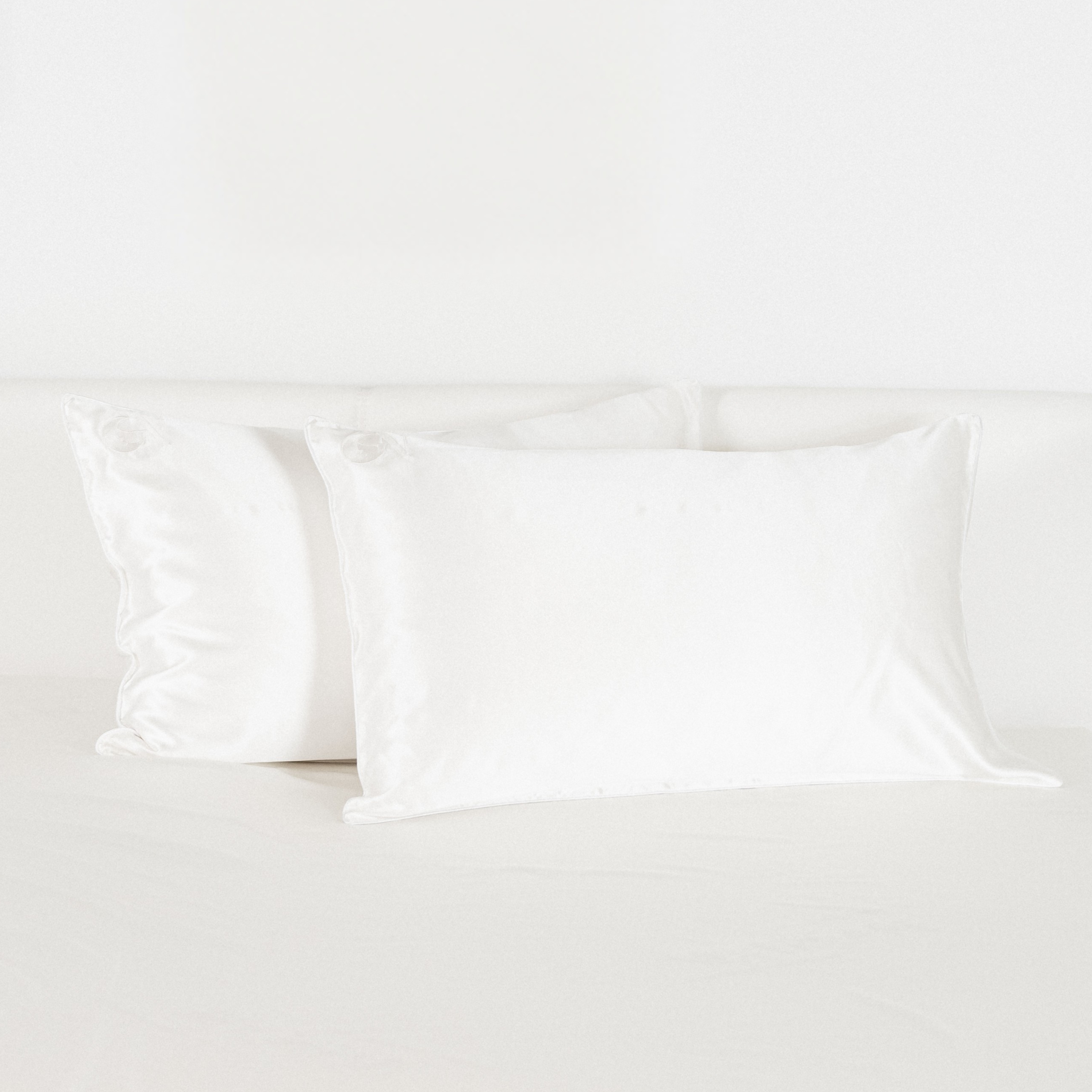 Seidenkissenbezug 40x80 aus 100 % Seide (22 Momme, Klasse 6A) von GN Glowy Nights® – dermatologisch mit „Sehr gut“ bewertet, anti-Frizz, für geschmeidiges Haar und glänzende Haut.