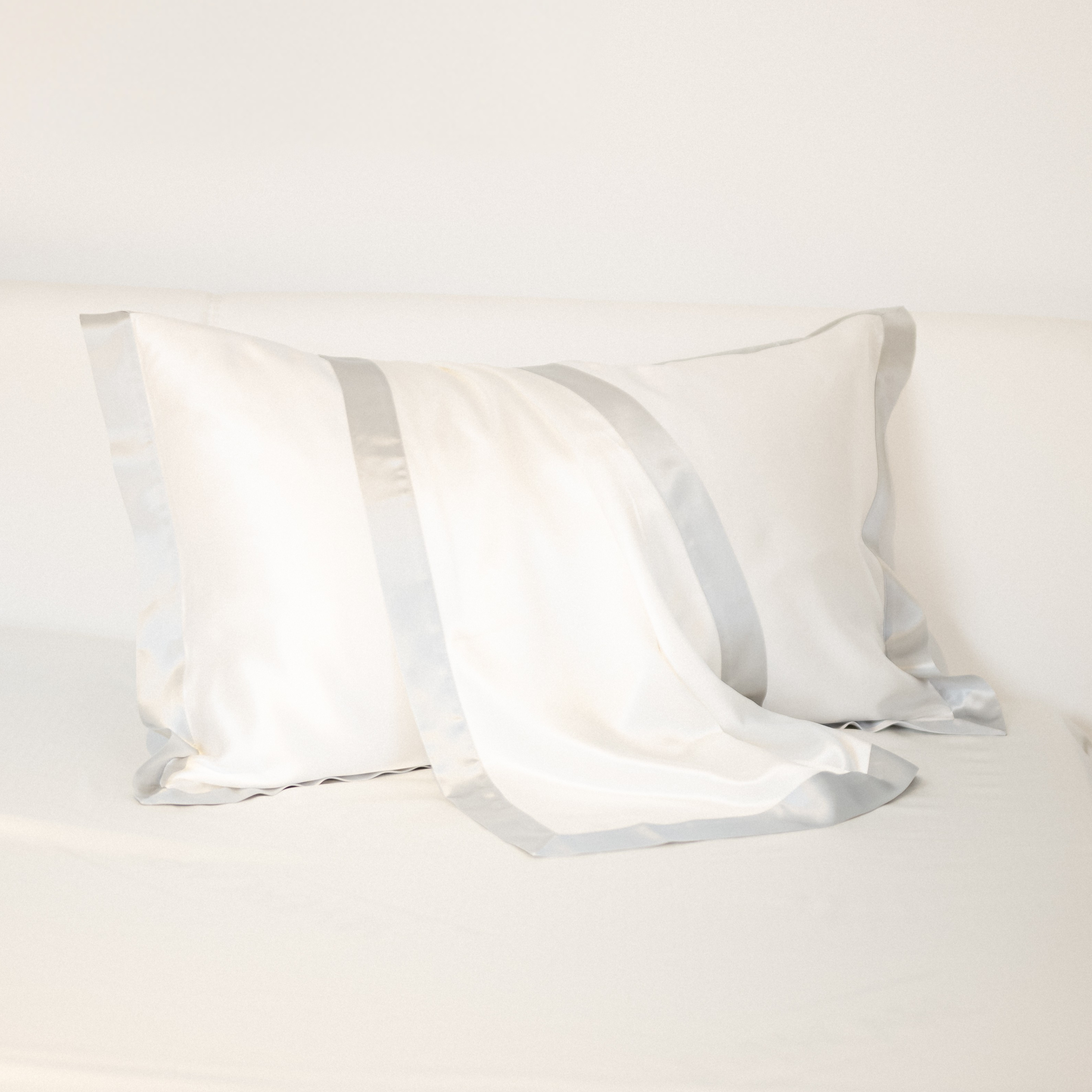 Federa in seta 50×80 in 100% pura seta (22 Momme, Classe 6A) di GN Glowy Nights® –  federa di seta dermatologicamente testata, effetto anti-crespo, per capelli morbidi e una pelle luminosa