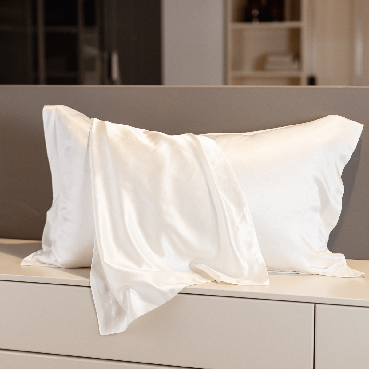 Federa in seta 50×80 in 100% pura seta (22 Momme, Classe 6A) di GN Glowy Nights® –  federa di seta dermatologicamente testata, effetto anti-crespo, per capelli morbidi e una pelle luminosa