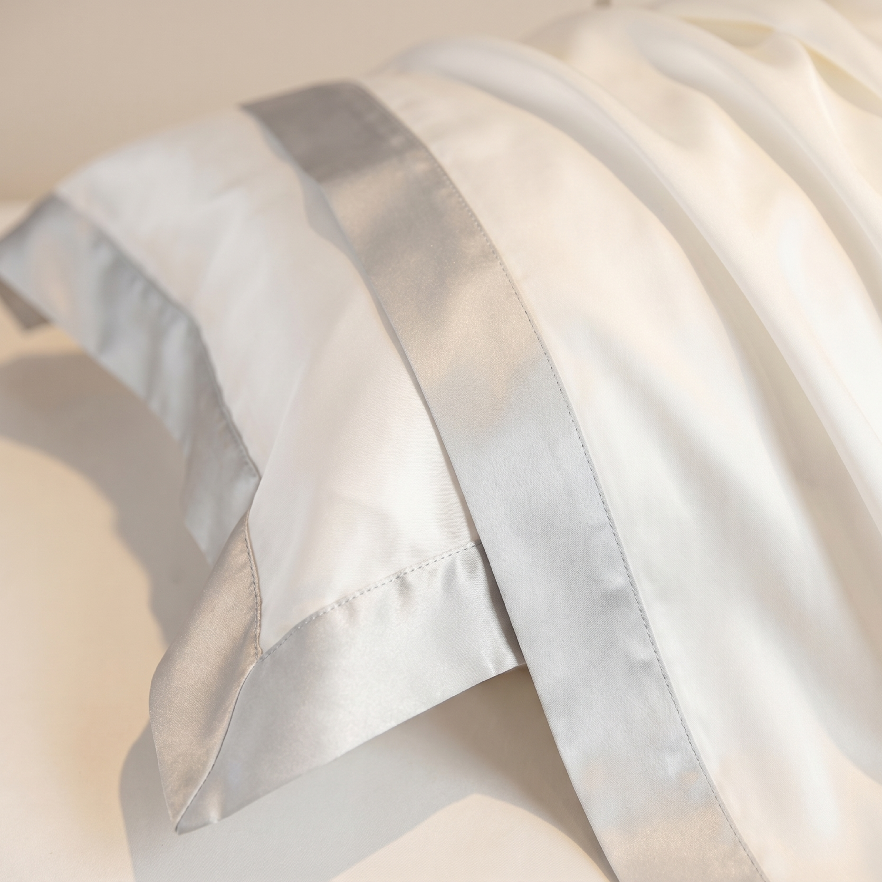 Federa in seta 50×80 in 100% pura seta (22 Momme, Classe 6A) di GN Glowy Nights® –  federa di seta dermatologicamente testata, effetto anti-crespo, per capelli morbidi e una pelle luminosa