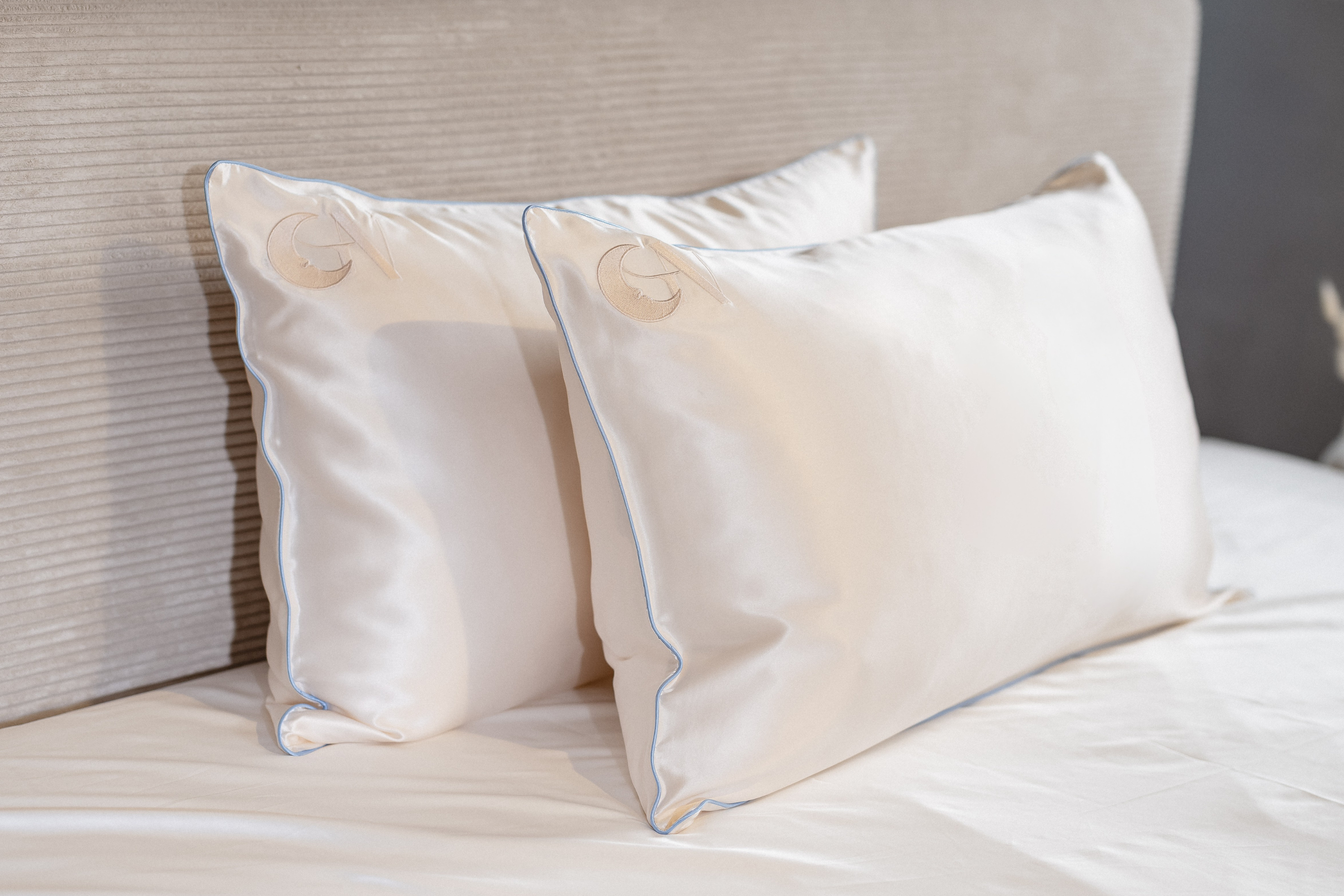 Seidenkissenbezug Light Champagne mit paspeliertem Rand in Himmelblau  | 40x80 cm (1 Stk.)