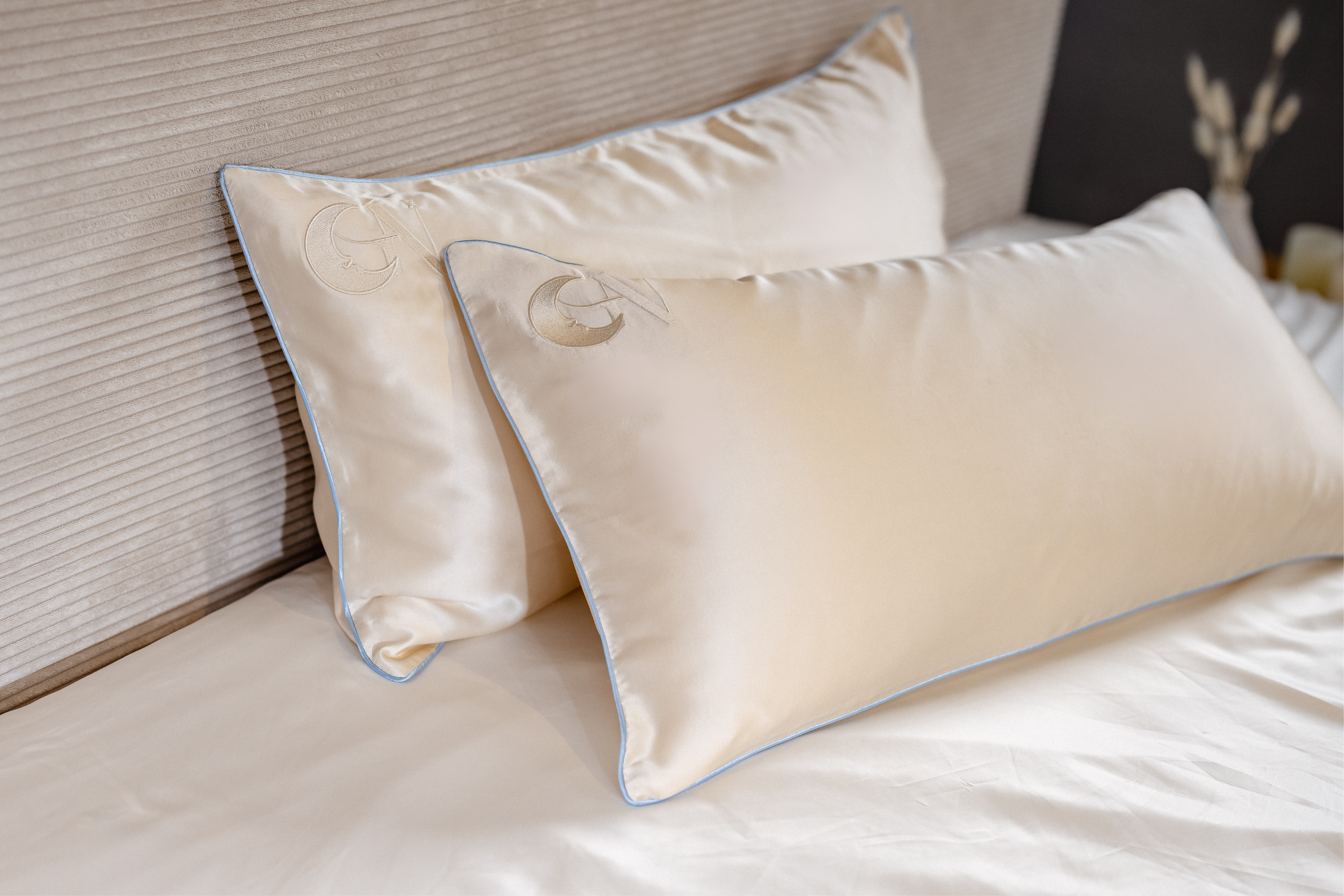 Seidenkissenbezug Light Champagne mit paspeliertem Rand in Himmelblau  | 40x80 cm (1 Stk.)