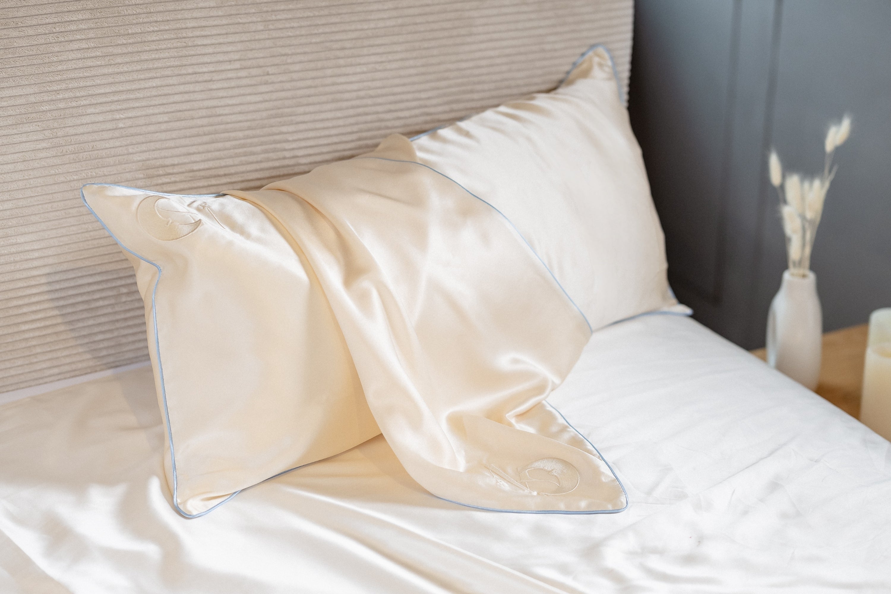 Seidenkissenbezug Light Champagne mit paspeliertem Rand in Himmelblau  | 40x80 cm (1 Stk.)