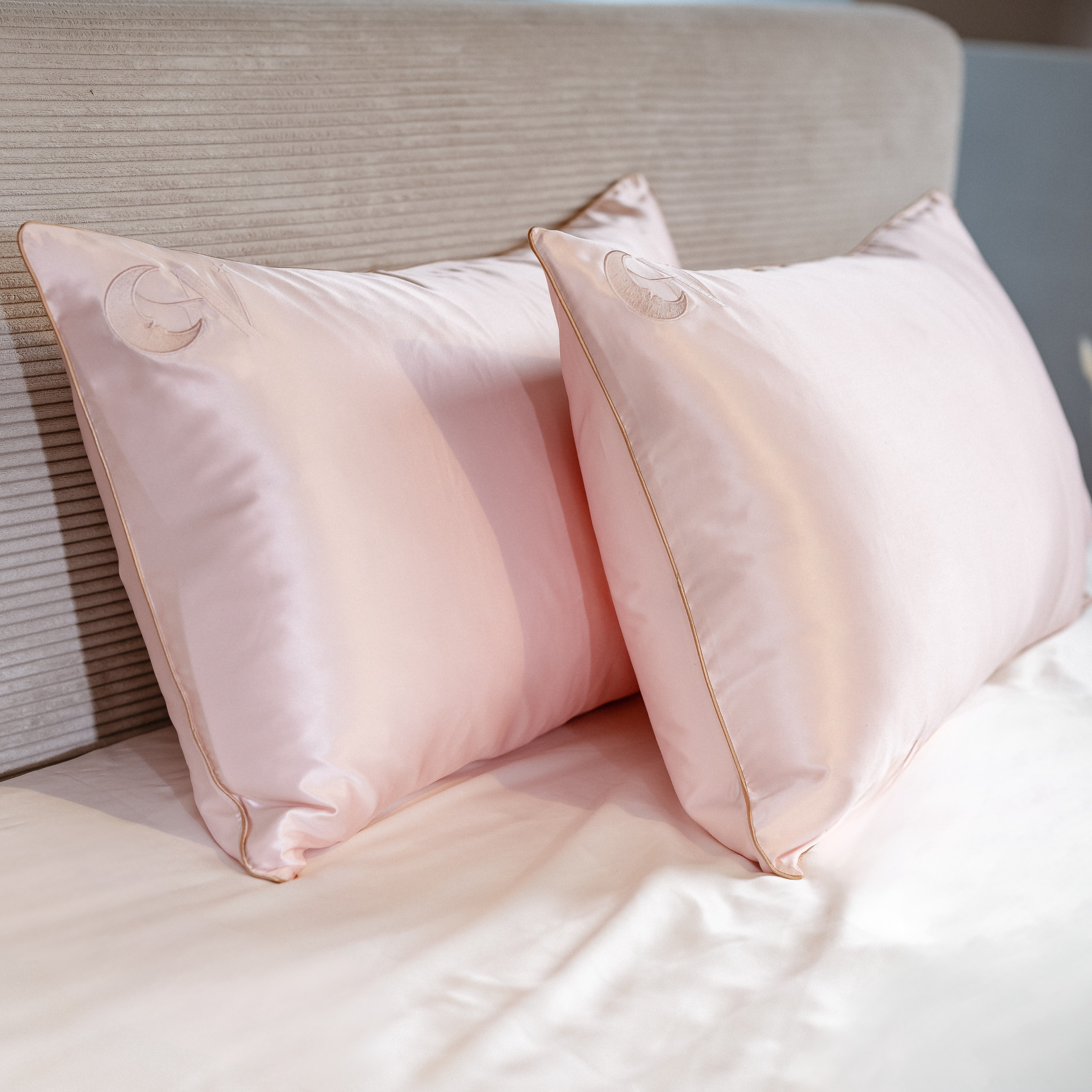 Seidenkissenbezug 40x80 aus 100 % Seide (22 Momme, Klasse 6A) von GN Glowy Nights® –  Seidenkopfkissen dermatologisch mit „Sehr gut“ bewertet, anti-Frizz, für geschmeidiges Haar und glänzende Haut
