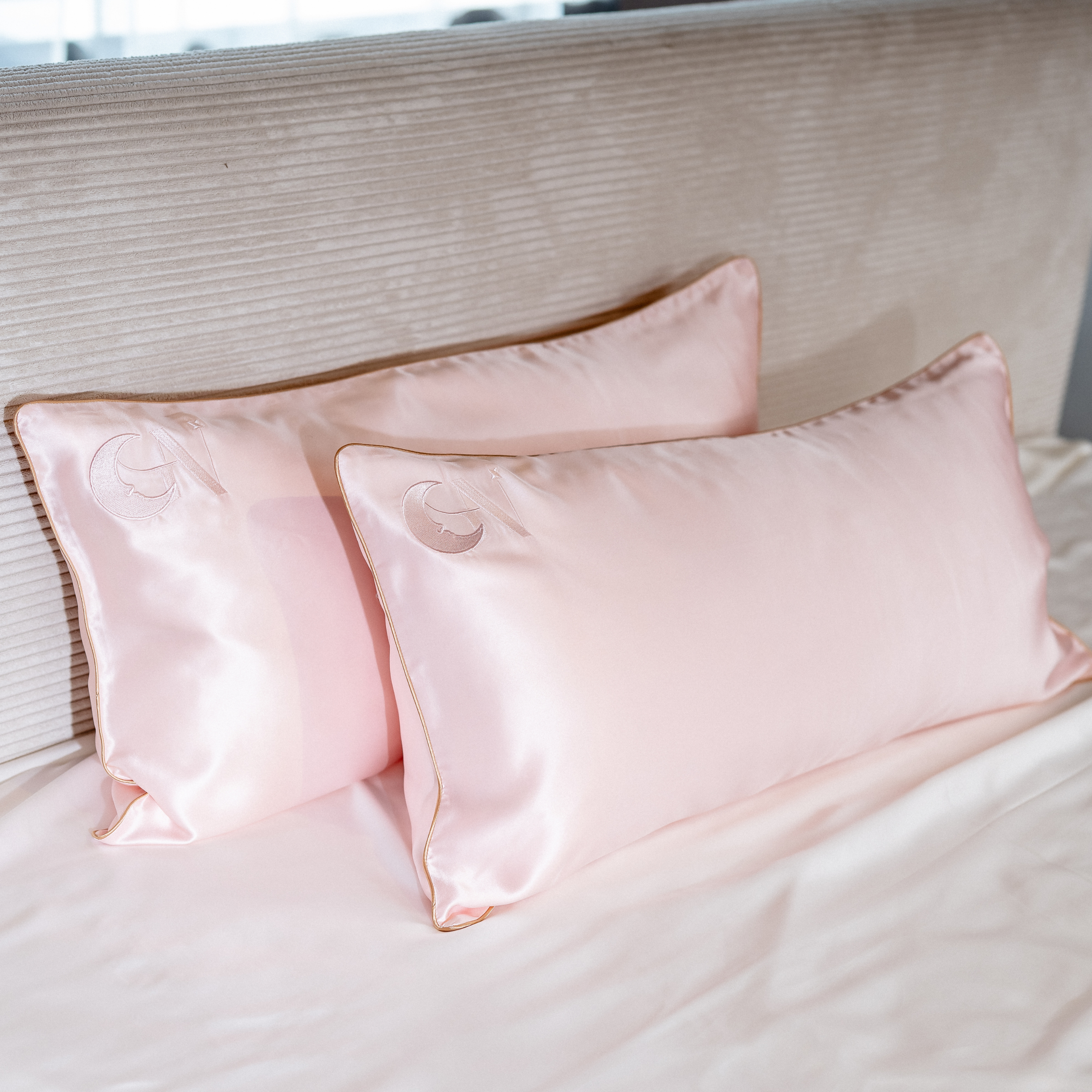 Seidenkissenbezug 40x80 aus 100 % Seide (22 Momme, Klasse 6A) von GN Glowy Nights® – dermatologisch mit „Sehr gut“ bewertet, anti-Frizz, für geschmeidiges Haar und glänzende Haut