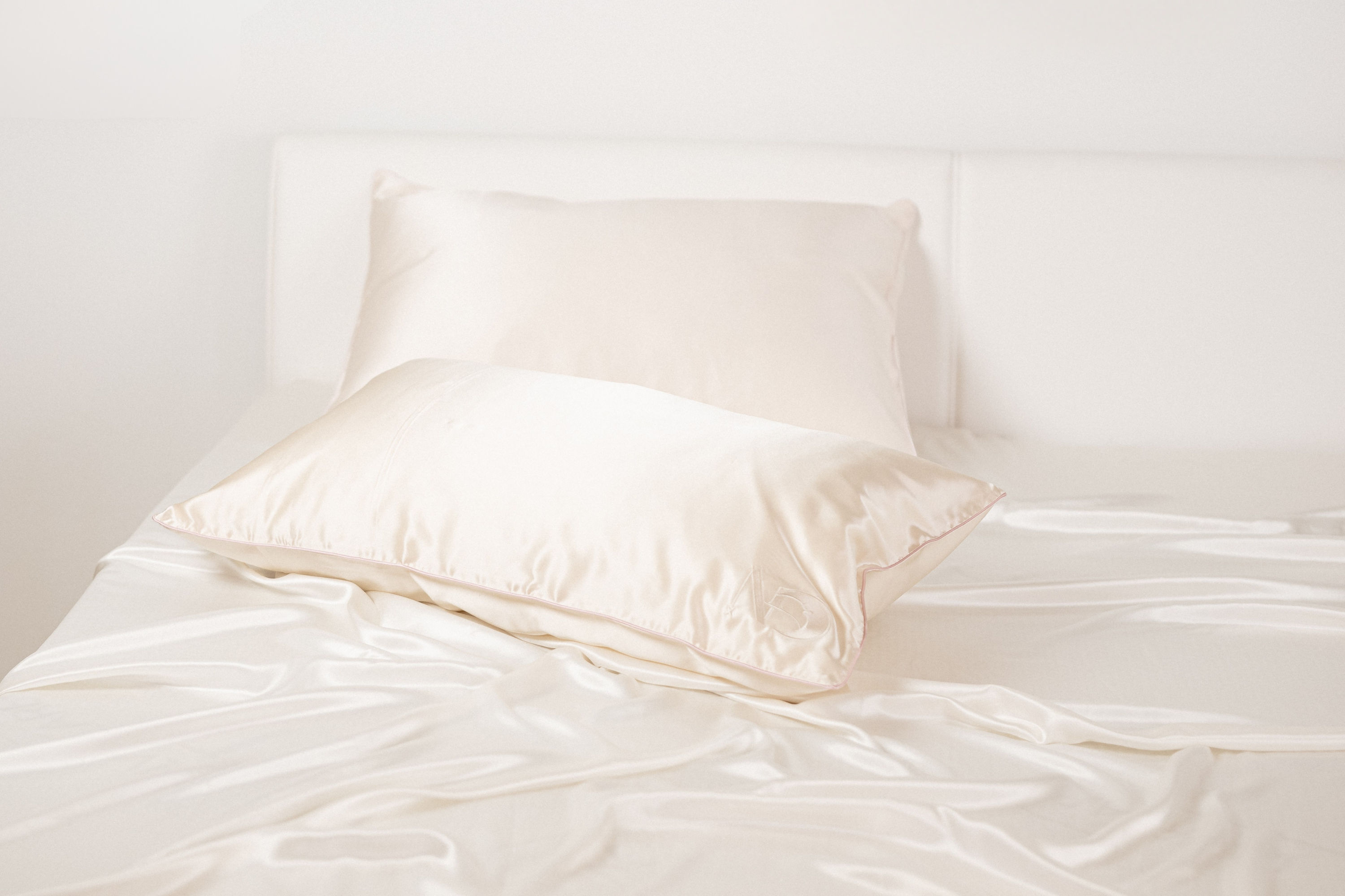 Seidenkissenbezug Light Champagne mit paspeliertem Rand in Rosa | 40x80 cm (1 Stk.)