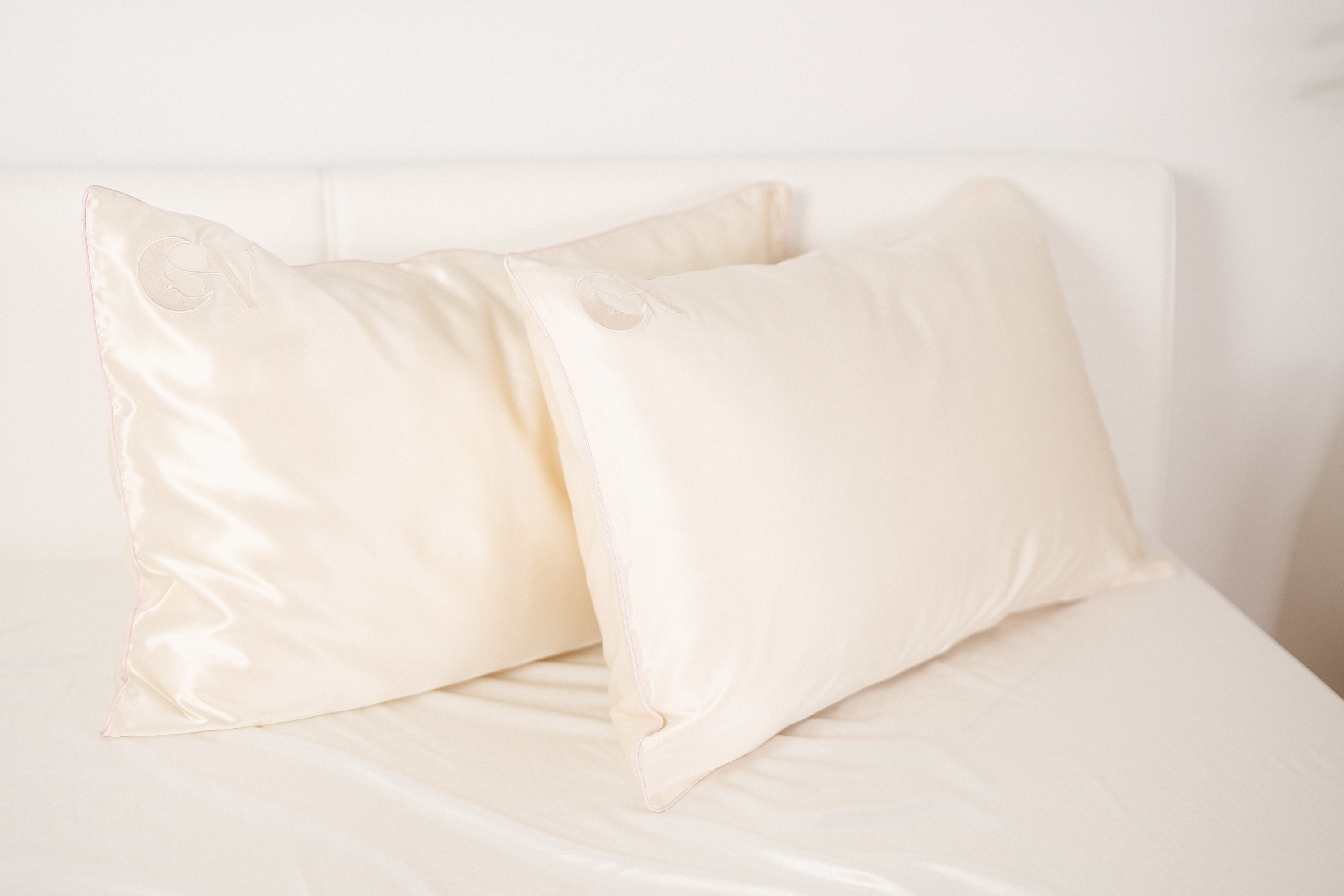 Seidenkissenbezug Light Champagne mit paspeliertem Rand in Rosa | 40x80 cm (1 Stk.)