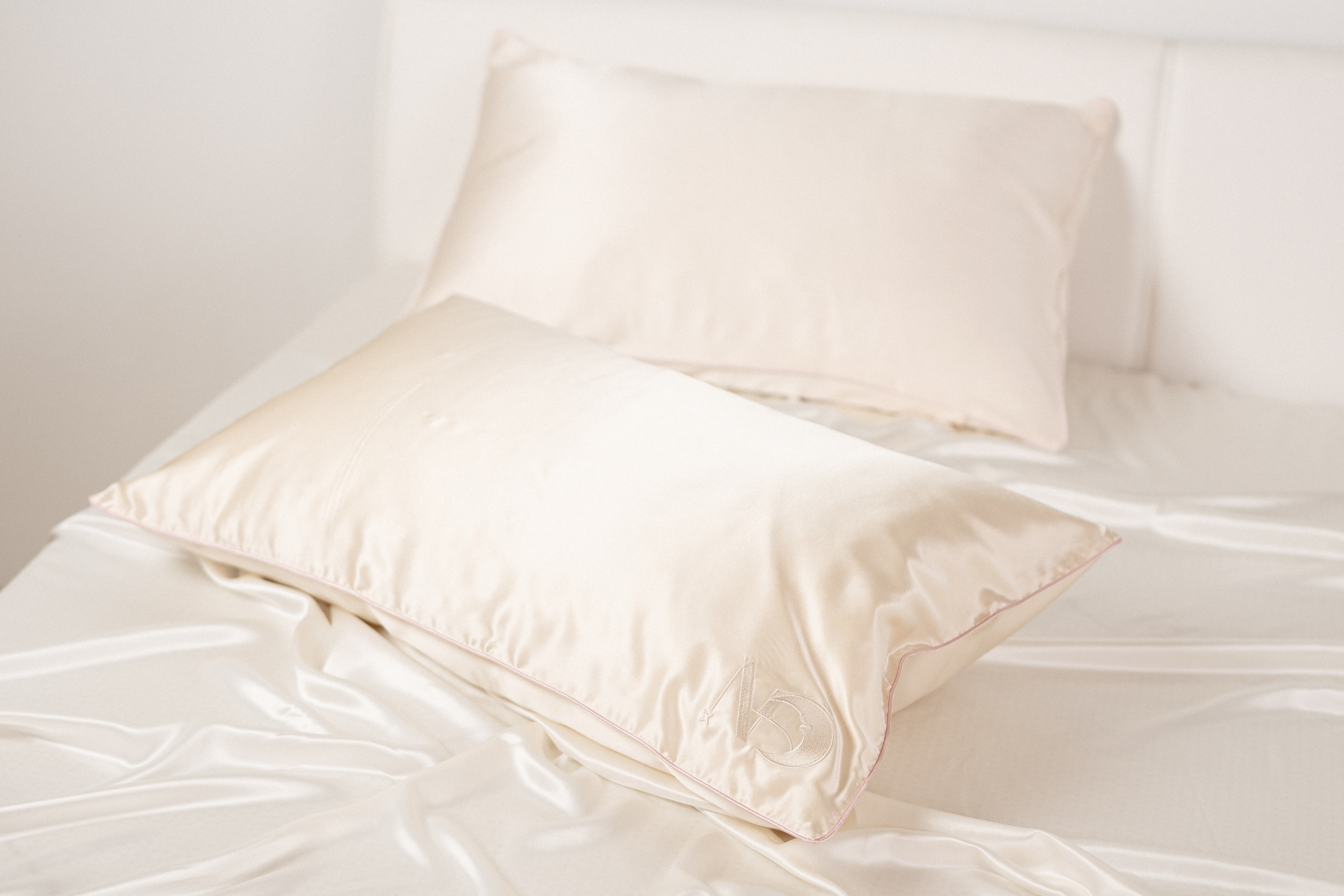 Seidenkissenbezug Light Champagne mit paspeliertem Rand in Rosa | 40x80 cm (1 Stk.)