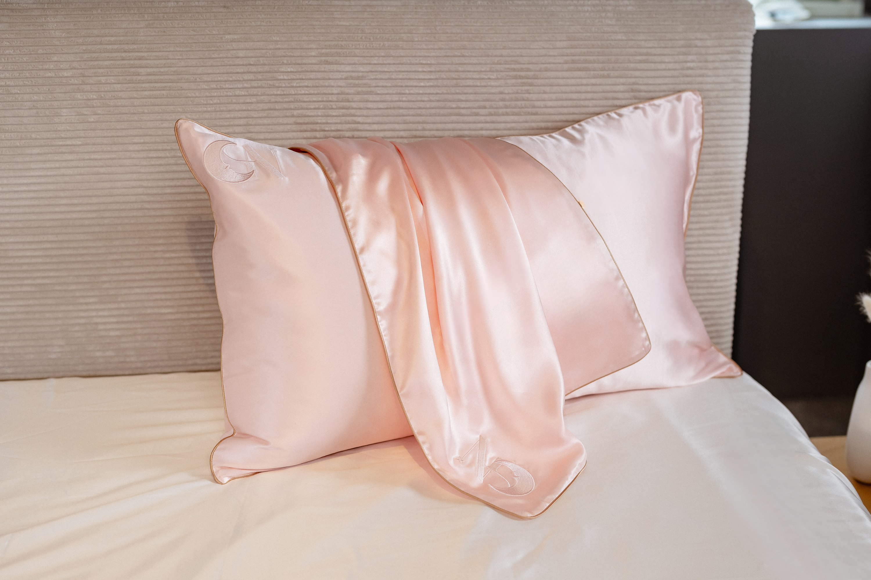Seidenkissenbezug Rosa mit paspeliertem Rand in Beige  | 40 x 80 cm (1 Stk.)