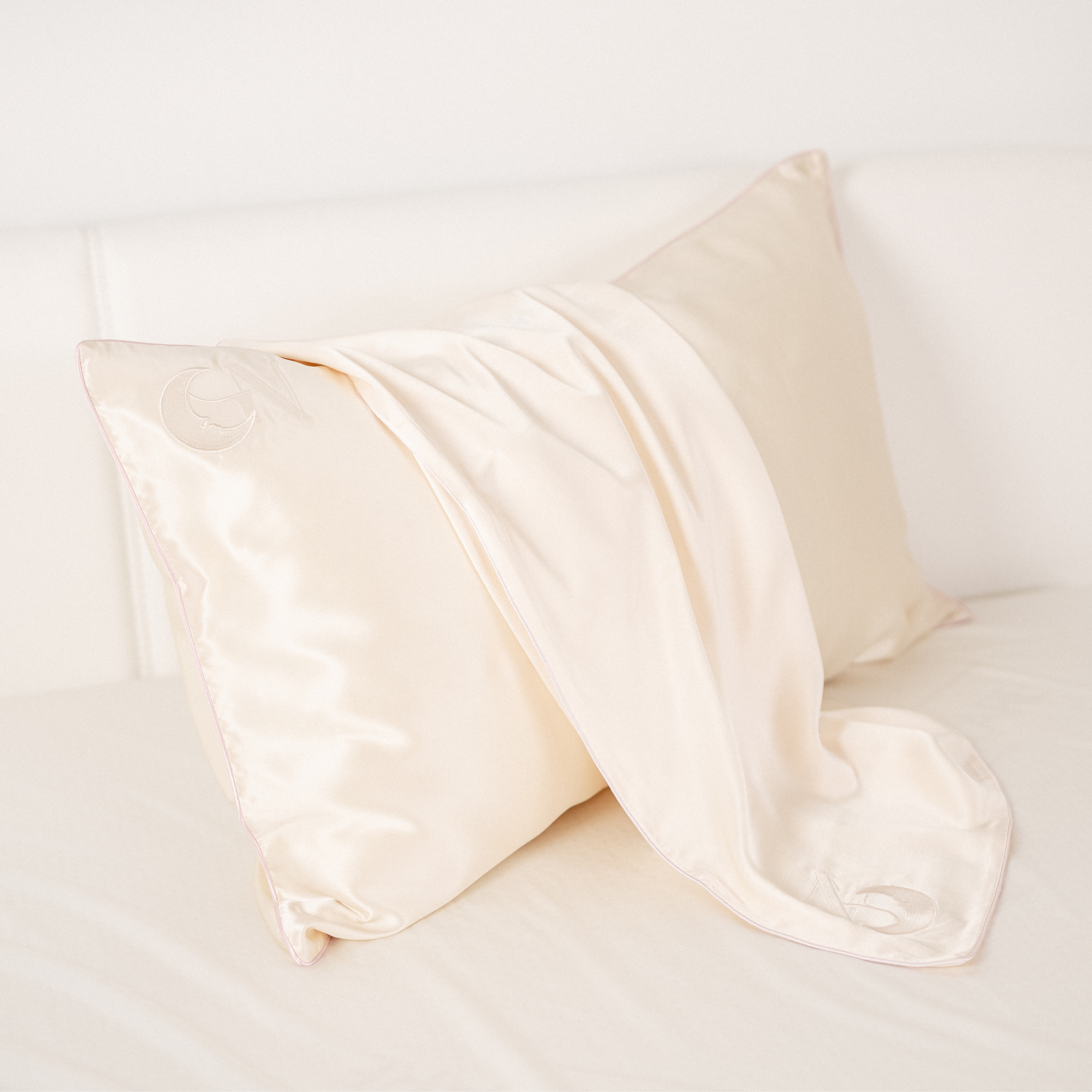Federa in seta light champagne in 100% pura seta (22 Momme, Classe 6A) di GN Glowy Nights® –  federa di seta dermatologicamente testata, effetto anti-crespo, per capelli morbidi e una pelle luminosa